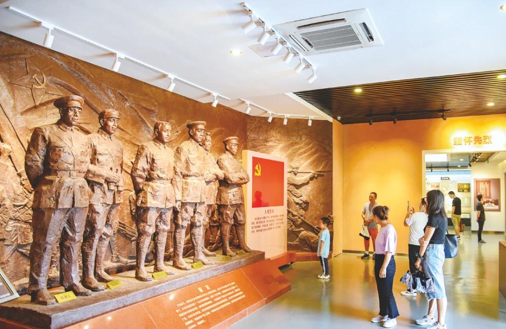 某某市庆祝建党95周年书画作品展在我馆开展