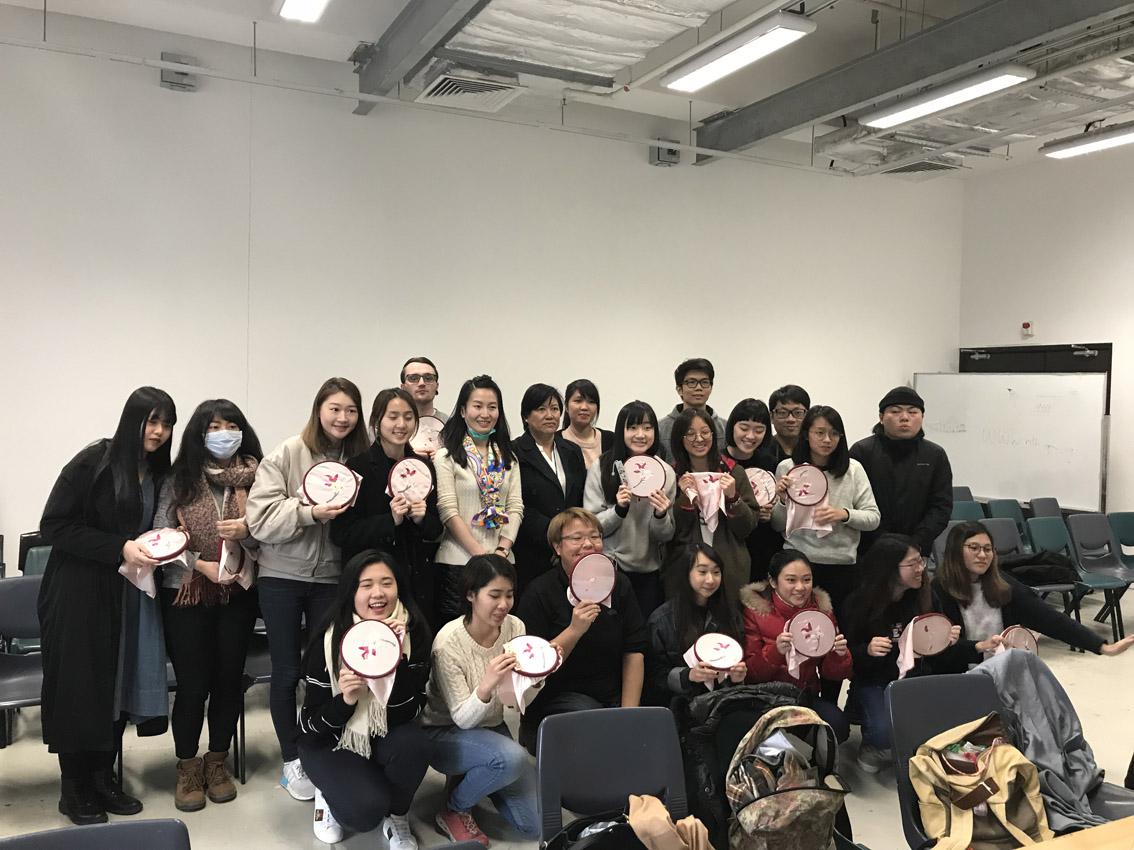 錢芹女士與浸會大學學生