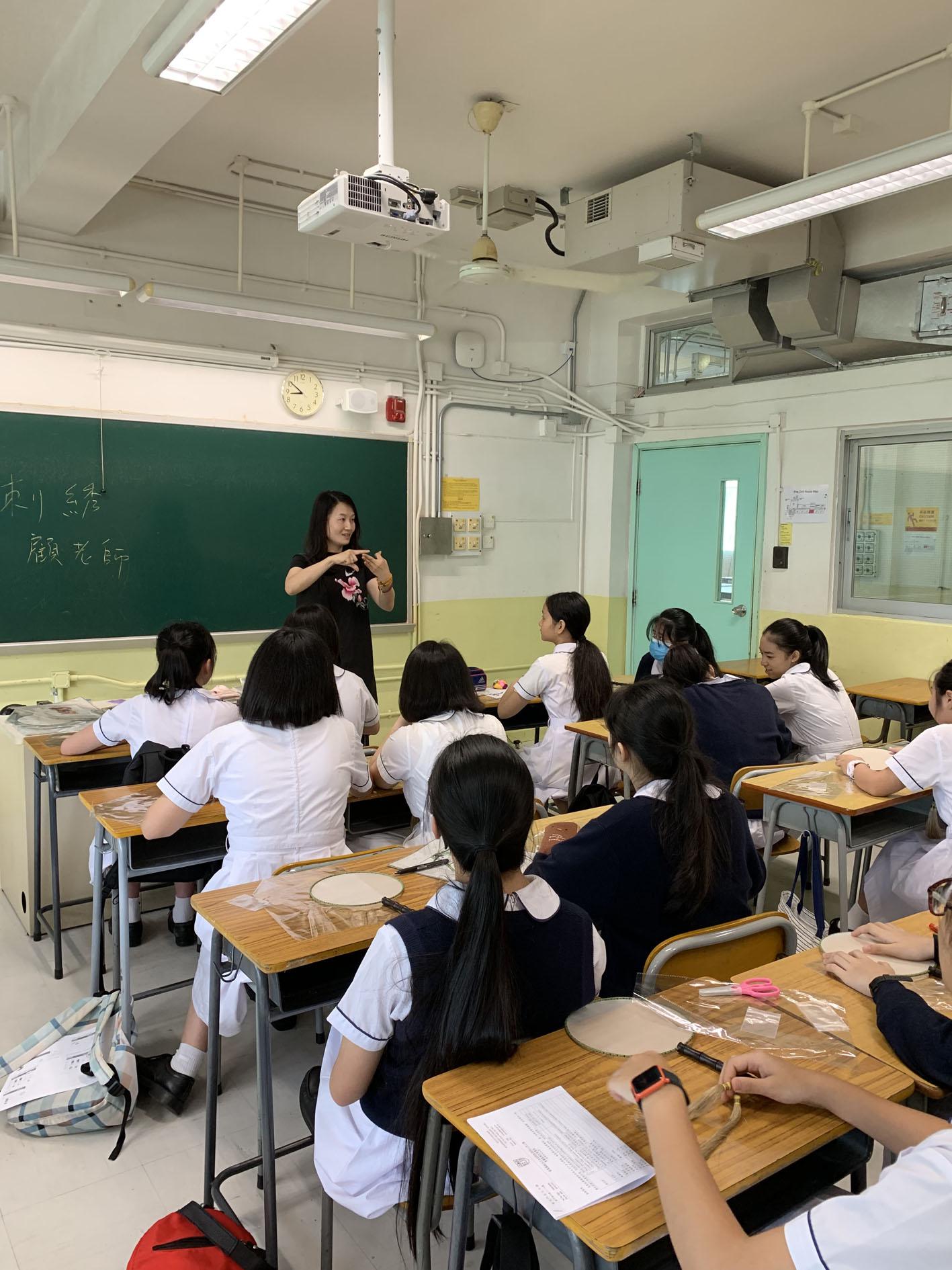 錢芹女士與屯門官立中學學生